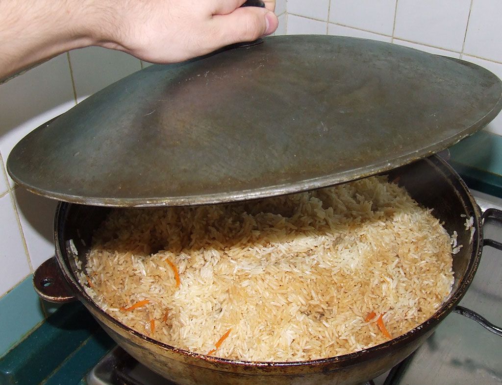 Казан с крышкой и пловом